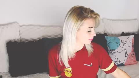 Snapshot of alyblonde chatting on 11-08-25, 10:26 aly online show from 11-08-25, 10:26