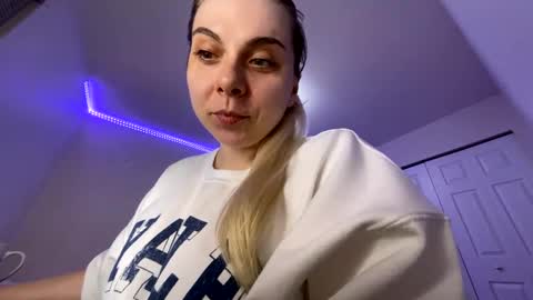 Snapshot of amandainbloom chatting on 03-04-25, 11:08 Amanda online show from 03-04-25, 11:08