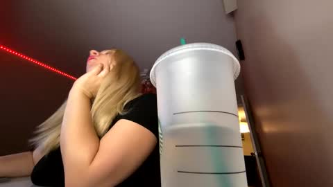 Snapshot of amandainbloom chatting on 10-07-25, 11:07 Amanda online show from 10-07-25, 11:07