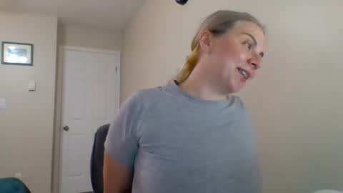 Snapshot of amandainbloom chatting on 10-27-25, 05:22 Amanda online show from 10-27-25, 05:22