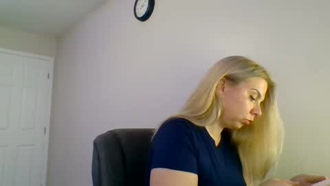 Snapshot of amandainbloom chatting on 10-30-25, 03:08 Amanda online show from 10-30-25, 03:08