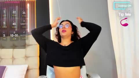 Snapshot of amara_lune chatting on 06-25-26, 02:32 online show from 06-25-26, 02:32
