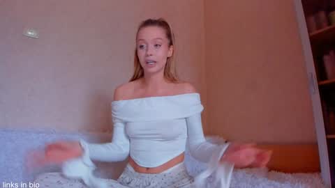 Snapshot of amazing_roxana chatting on 09-21-25, 09:11 Roxy online show from 09-21-25, 09:11