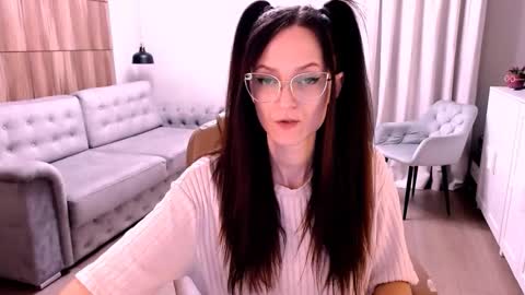 Snapshot of amazingeyes89 chatting on 10-20-25, 10:16 Izza online show from 10-20-25, 10:16