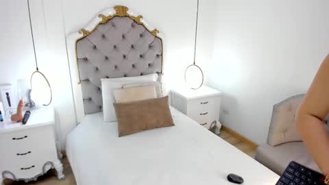 Snapshot of ambar_adamss chatting on 03-04-25, 11:29 Sara online show from 03-04-25, 11:29