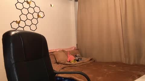 Amelia online show from 10-21-25, 12:06