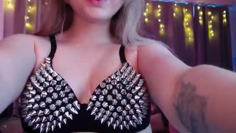 Snapshot of amelia_blondie chatting on 02-07-26, 01:37 Amelia online show from 02-07-26, 01:37