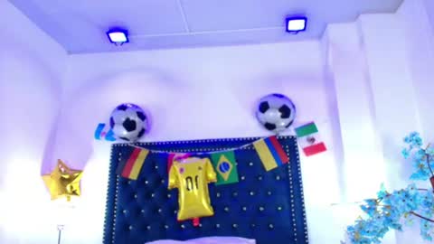 Snapshot of amelie_adamsx chatting on 06-25-26, 11:04 Amelie online show from 06-25-26, 11:04