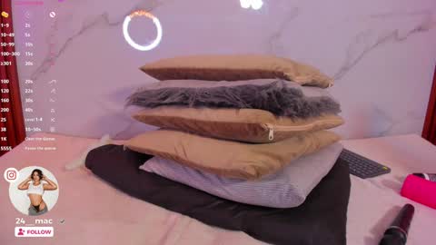 Snapshot of amelie_leigh chatting on 01-21-25, 07:15 Alejandra online show from 01-21-25, 07:15