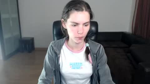 Snapshot of ameliereve chatting on 09-17-25, 04:19 Amelie online show from 09-17-25, 04:19