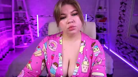 Snapshot of amellywhite chatting on 05-07-26, 12:32 Alina online show from 05-07-26, 12:32