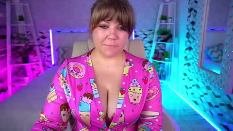 Snapshot of amellywhite chatting on 06-01-26, 01:02 Alina online show from 06-01-26, 01:02