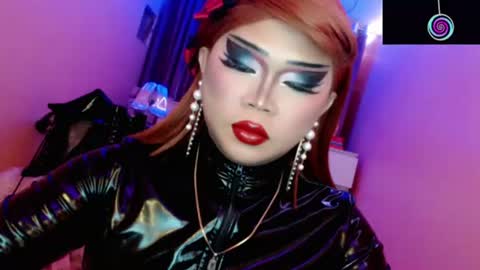 Snapshot of amiadoll chatting on 06-20-26, 01:03 Queen Mireska online show from 06-20-26, 01:03