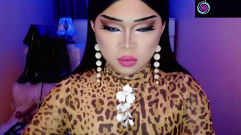 Snapshot of amiadoll chatting on 06-25-26, 02:43 Queen Mireska online show from 06-25-26, 02:43