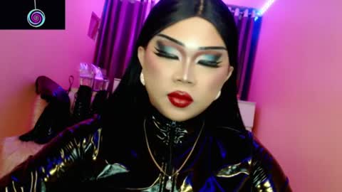 Snapshot of amiadoll chatting on 07-11-26, 01:36 Queen Mireska online show from 07-11-26, 01:36