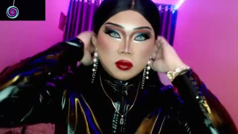 Snapshot of amiadoll chatting on 07-12-26, 01:46 Queen Mireska online show from 07-12-26, 01:46