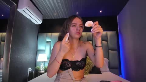 Snapshot of ammyjoness_ chatting on 02-21-26, 11:44 Ammy Jones online show from 02-21-26, 11:44