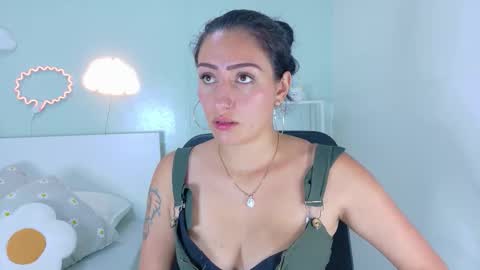 Snapshot of ammyrouse__ chatting on 02-18-26, 11:06 A M M Y online show from 02-18-26, 11:06