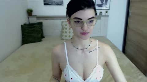 Snapshot of amylexy chatting on 03-08-25, 10:11 Hi there guys  My pleasure in your hands  pvt is open online show from 03-08-25, 10:11
