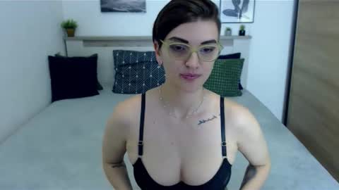 Snapshot of amylexy chatting on 10-04-25, 07:34 Hi there guys  My pleasure in your hands  pvt is open online show from 10-04-25, 07:34