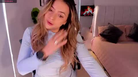 Snapshot of amywoods chatting on 06-22-26, 12:57 online show from 06-22-26, 12:57