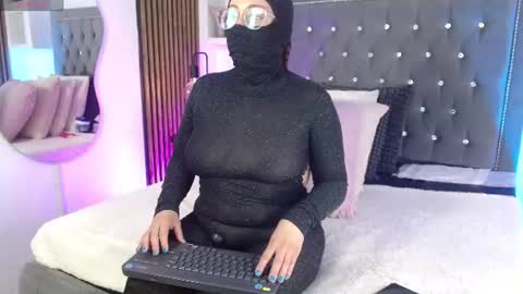 Snapshot of anaa_moon chatting on 06-24-26, 04:22 Ana Moon online show from 06-24-26, 04:22