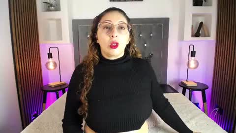 Snapshot of anaa_moon chatting on 07-14-26, 05:01 Ana Moon online show from 07-14-26, 05:01