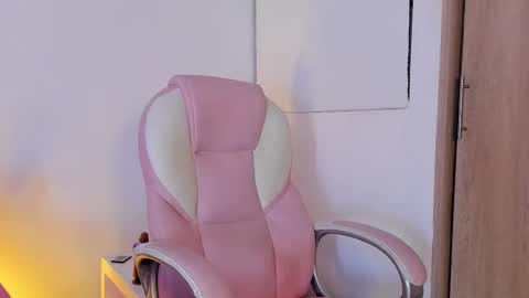 Anastacia online show from 11-21-25, 05:06