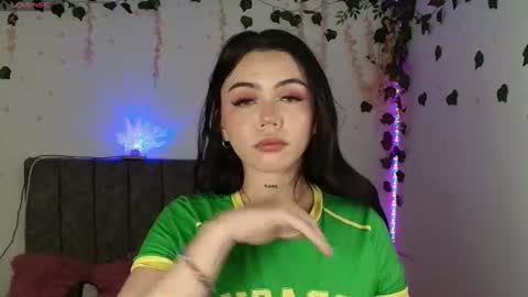 Snapshot of andra_rosse chatting on 06-14-26, 02:24 Andra de la Rosse online show from 06-14-26, 02:24