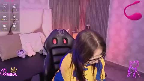 andrea_tay1 online show from 06-23-26, 07:12