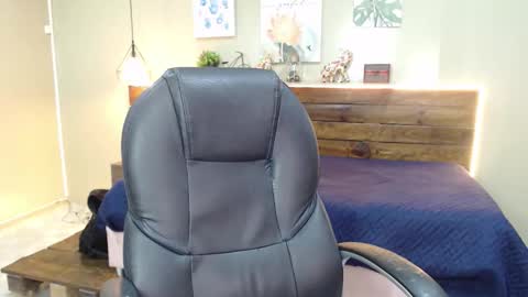 Snapshot of andres1_8 chatting on 11-30-25, 01:37 IM ANDRES online show from 11-30-25, 01:37