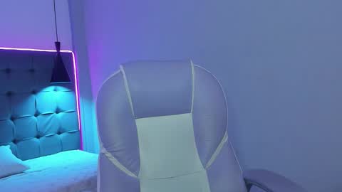 Snapshot of andres1_8 chatting on 12-18-25, 03:01 IM ANDRES online show from 12-18-25, 03:01