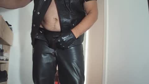 Snapshot of andrex_leather chatting on 05-31-26, 06:09 andrex_leather online show from 05-31-26, 06:09