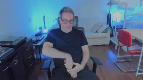 Snapshot of andy0pandi chatting on 10-28-25, 08:11 Andrew online show from 10-28-25, 08:11