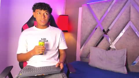 andy_jones7 online show from 10-12-25, 03:27