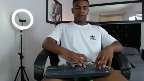 andy_smith333 online show from 02-16-25, 08:22