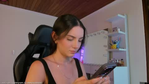 Snapshot of anelisse_ chatting on 08-02-26, 02:54 online show from 08-02-26, 02:54