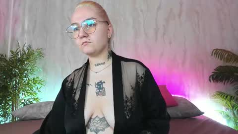 Snapshot of anet_dream chatting on 11-28-25, 05:04 Anet Dream online show from 11-28-25, 05:04