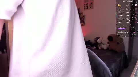 Snapshot of angel_bless19 chatting on 02-19-26, 08:38 Angel help me with 100 thumbs up online show from 02-19-26, 08:38