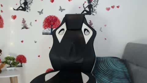 Snapshot of angel_curl chatting on 02-12-25, 04:11 Angel Curl online show from 02-12-25, 04:11