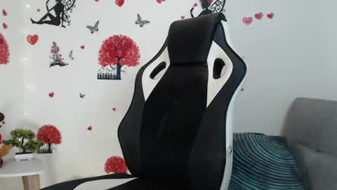 Snapshot of angel_curl chatting on 02-13-25, 02:01 Angel Curl online show from 02-13-25, 02:01