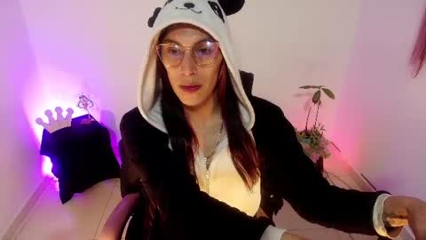 Snapshot of angele_johnson chatting on 07-17-26, 06:46 angele online show from 07-17-26, 06:46