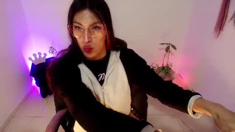 Snapshot of angele_johnson chatting on 07-19-26, 07:17 angele online show from 07-19-26, 07:17