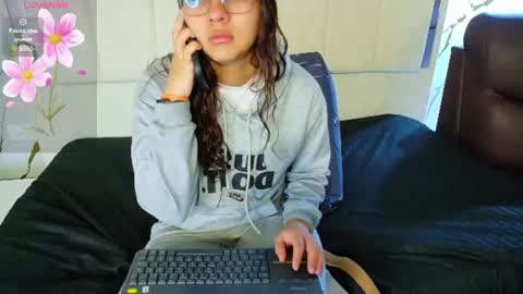 Snapshot of angeles_azul chatting on 06-12-26, 01:21 angel online show from 06-12-26, 01:21