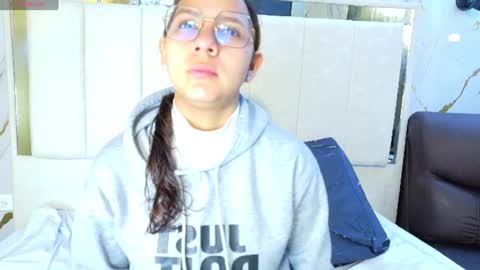 Snapshot of angeles_azul chatting on 06-24-26, 12:04 angel online show from 06-24-26, 12:04