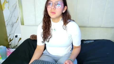 Snapshot of angeles_azul chatting on 06-25-26, 12:10 angel online show from 06-25-26, 12:10