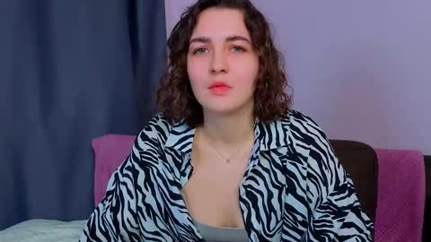 Snapshot of angelichatheway chatting on 02-19-26, 06:48 Roxi online show from 02-19-26, 06:48