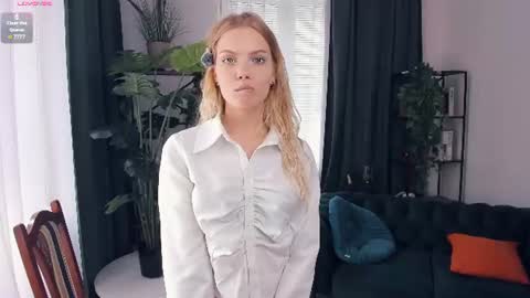 Snapshot of angelinahass chatting on 07-14-26, 09:03 Alice WOW online show from 07-14-26, 09:03