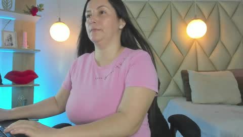 Snapshot of angelswets chatting on 05-04-26, 01:29 ANGIE online show from 05-04-26, 01:29