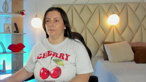 Snapshot of angelswets chatting on 06-01-26, 02:08 ANGIE online show from 06-01-26, 02:08
